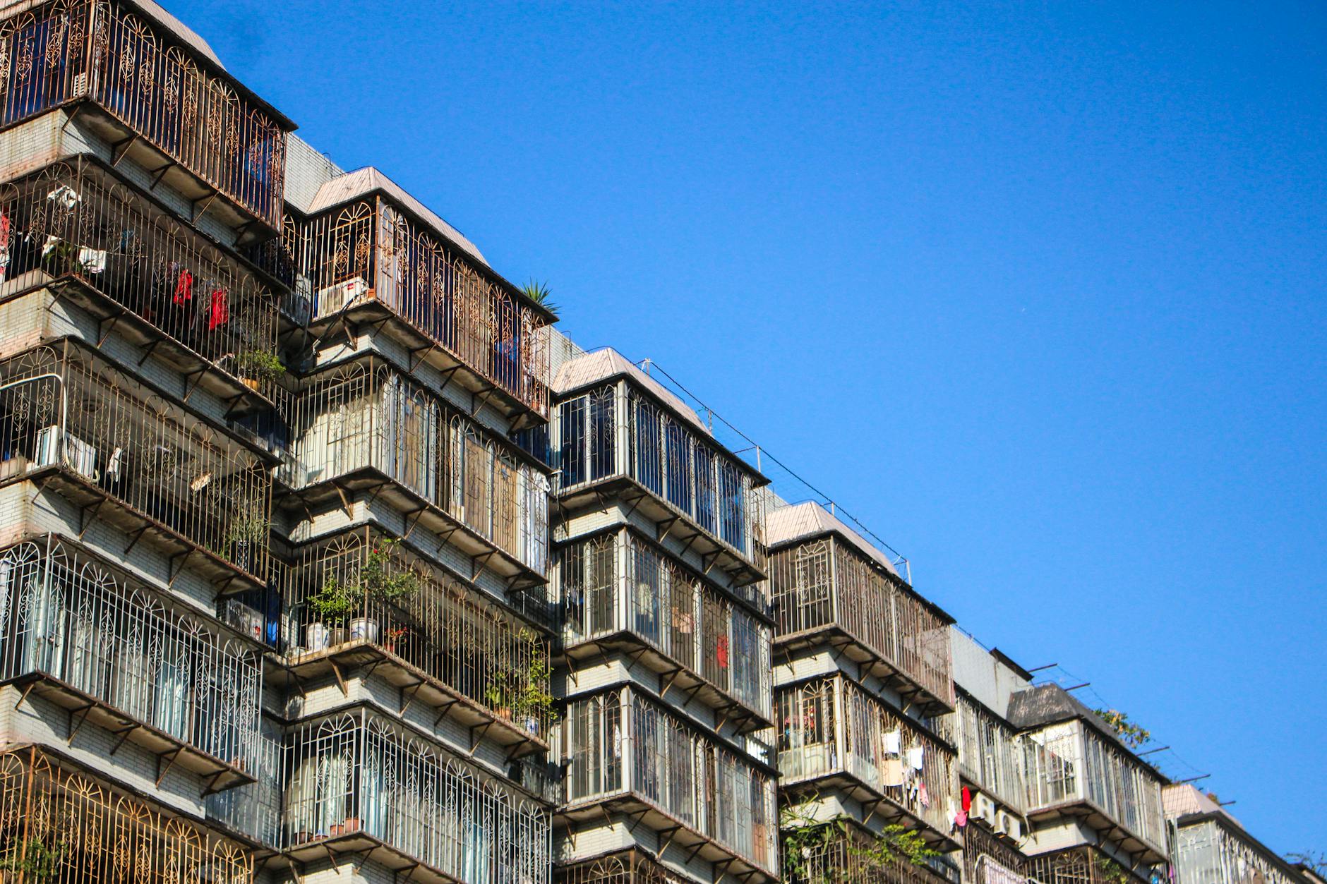 Nowoczesny budynek mieszkalny z metalowymi balustradami na elewacji