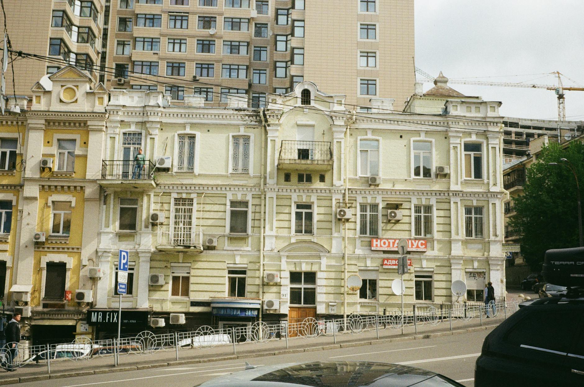 Ulica z historycznymi i nowoczesnymi kamienicami w centrum miasta