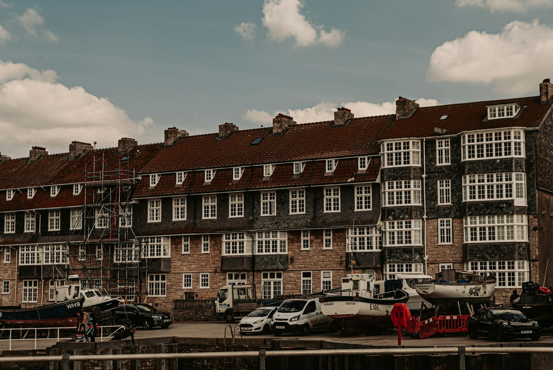 Zabytkowa kamienica w Legnicy z balkonami i zaparkowanymi samochodami