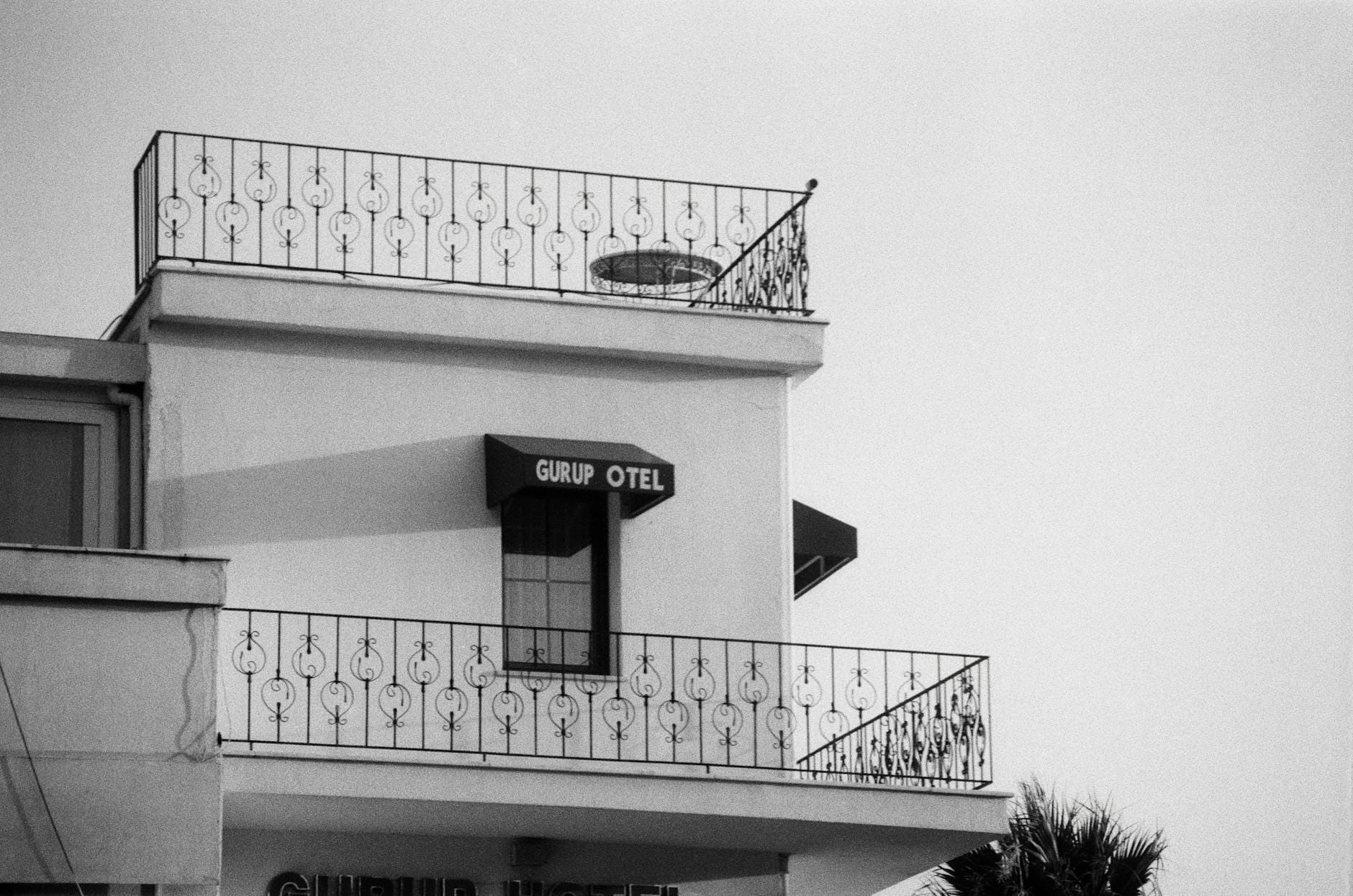 Czarno-białe balkony hotelowe z ozdobnymi metalowymi balustradami