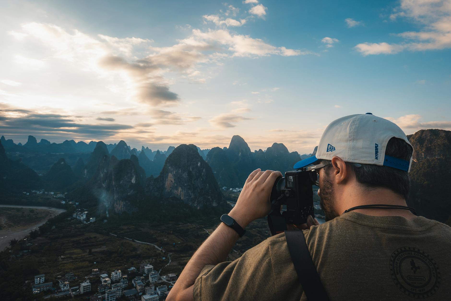 Jak przygotować się do fotograficznej podróży po Azji Południowo‑Wschodniej – praktyczny przewodnik Fotografuje o zachodzie słońca wapienne góry w Guilin, Guangxi