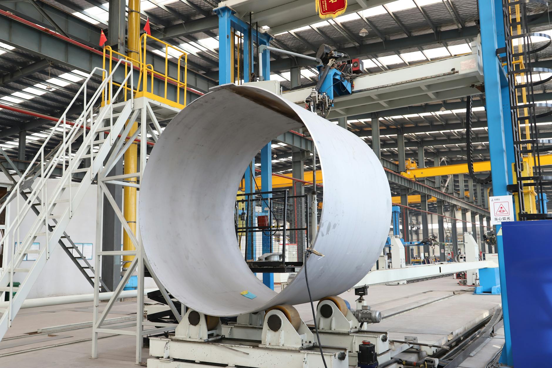 Hala produkcyjna z linią do obróbki stalowych rur