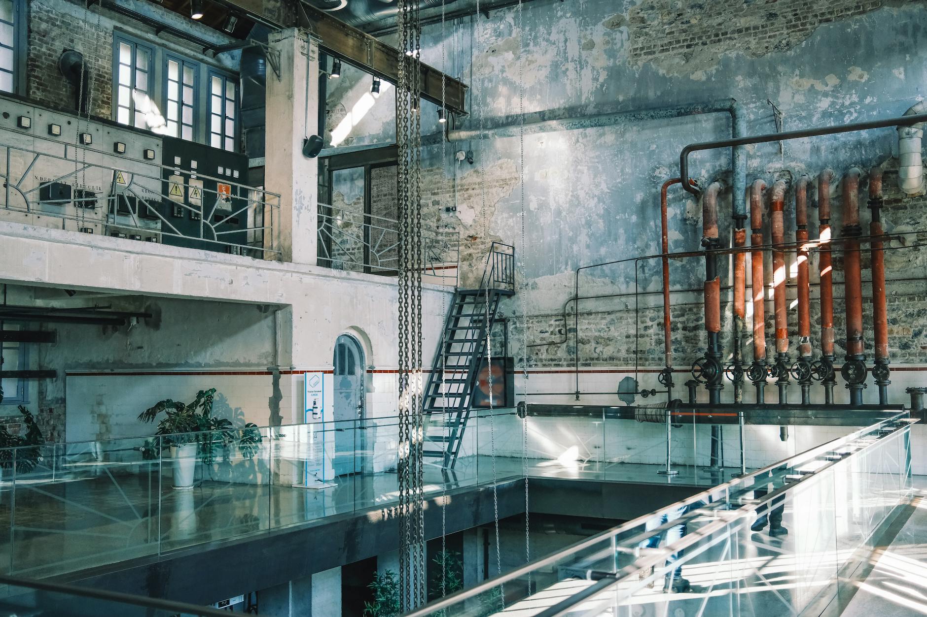 Industrialne wnętrze loftu z metalowymi schodami i ceglanymi ścianami