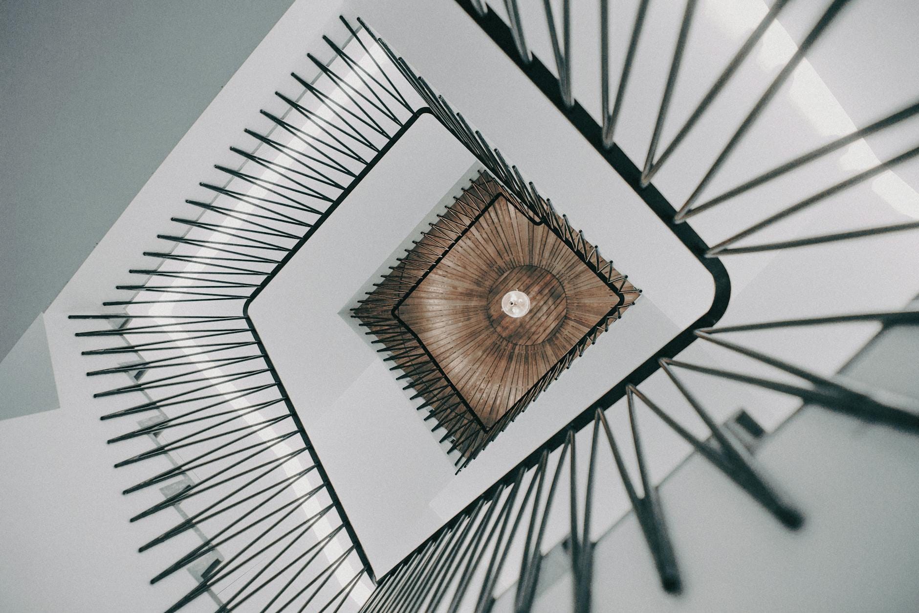 Nowoczesna spiralna klatka schodowa z metalowymi balustradami