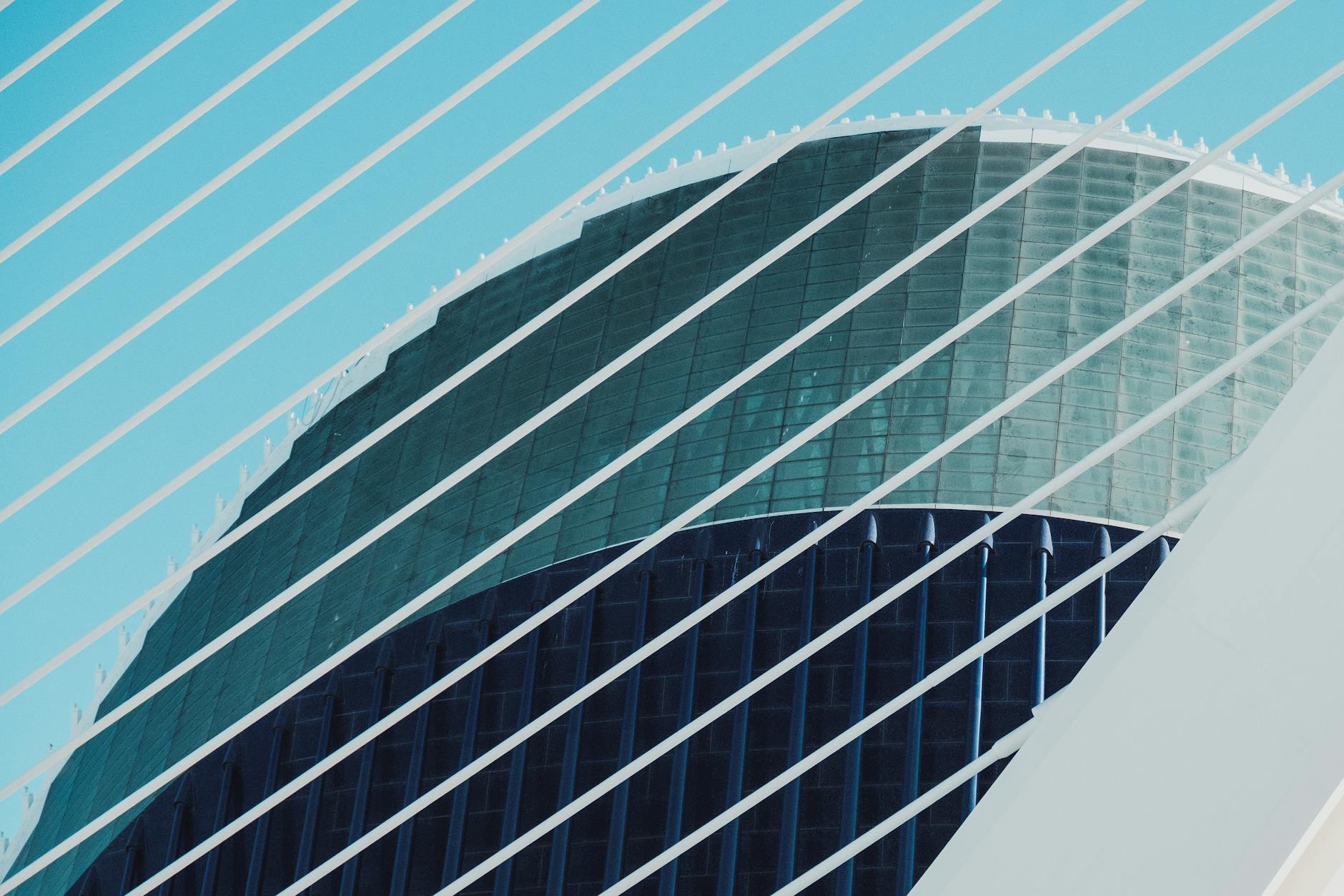 Nowoczesna stalowa konstrukcja dachowa w futurystycznym stylu