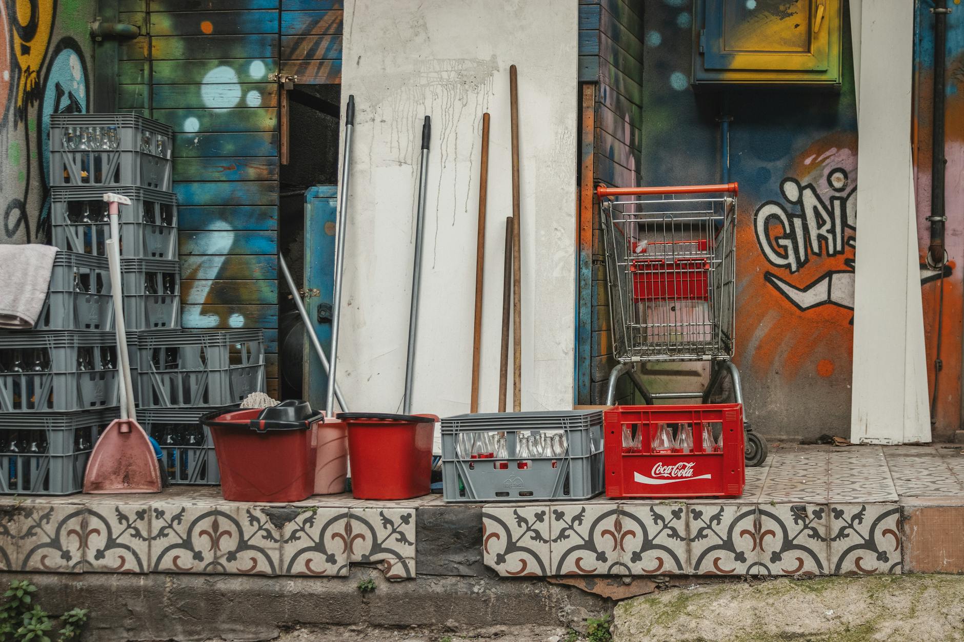 Środki czystości ustawione przy ścianie pokrytej kolorowym graffiti