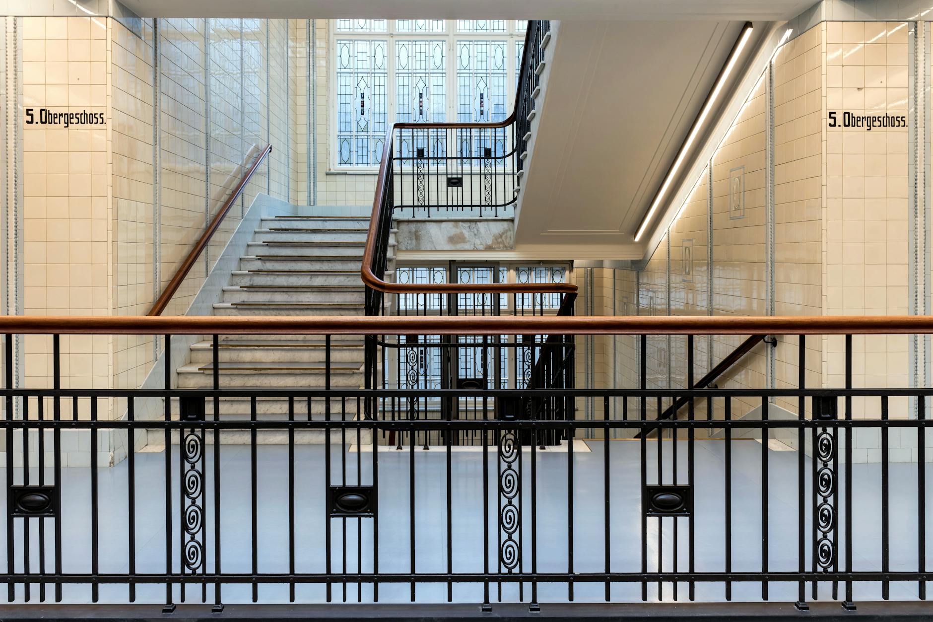 Realizacja balustrad do budynku użyteczności publicznej z zachowaniem wymogów przeciwpożarowych Zabytkowa klatka schodowa z żelaznymi balustradami w budynku użyteczności public