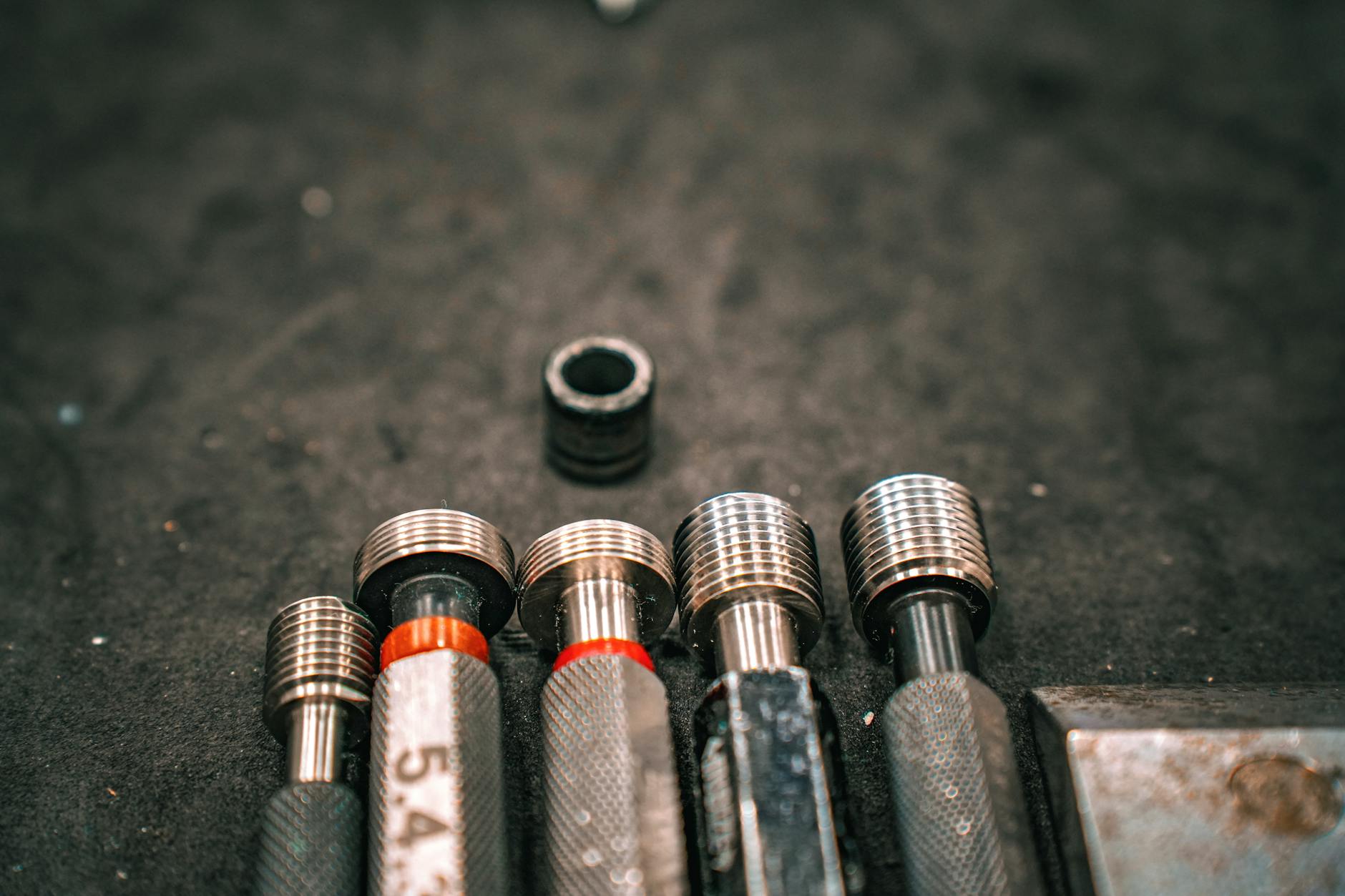 Zbliżenie metalowych narzędzi pomiarowych do obróbki i kontroli stali