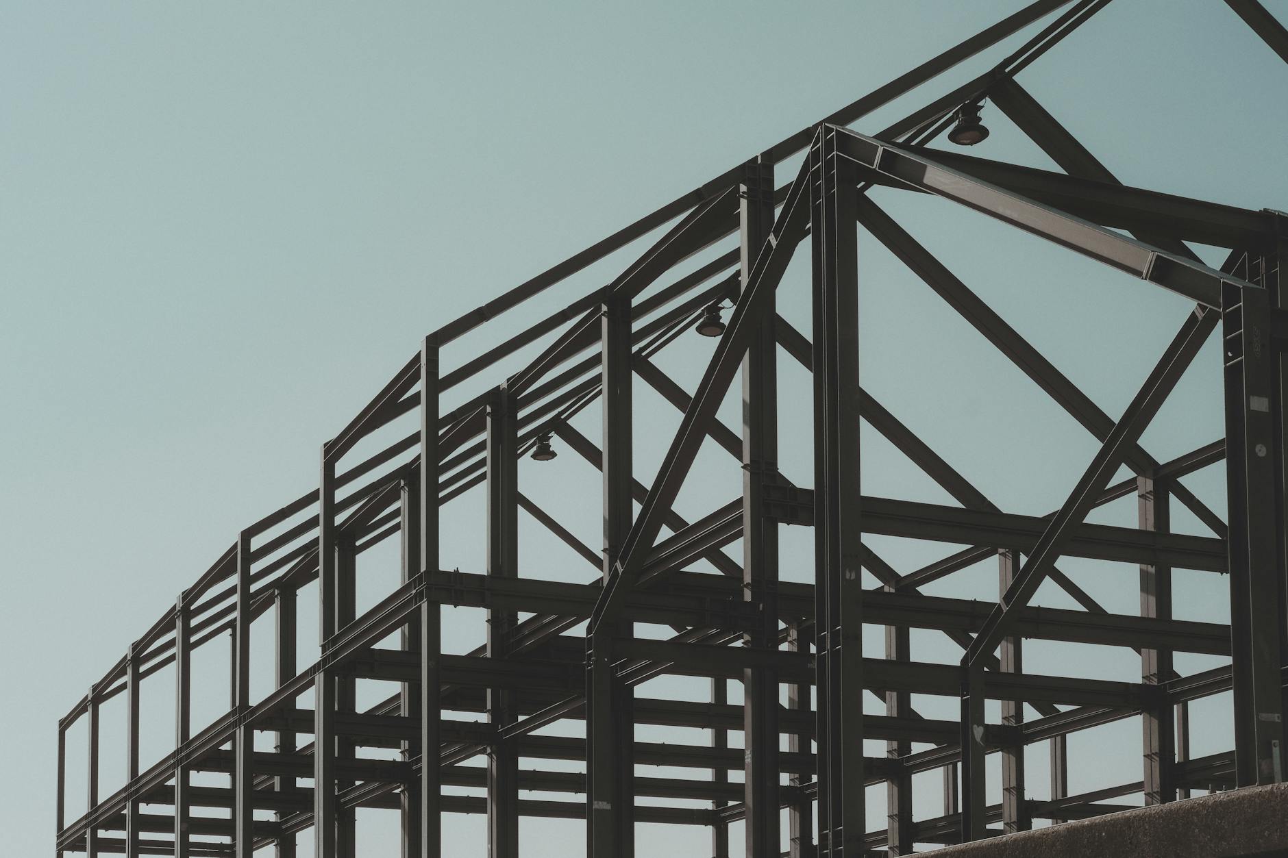 Nowoczesna stalowa konstrukcja hali na tle bezchmurnego nieba