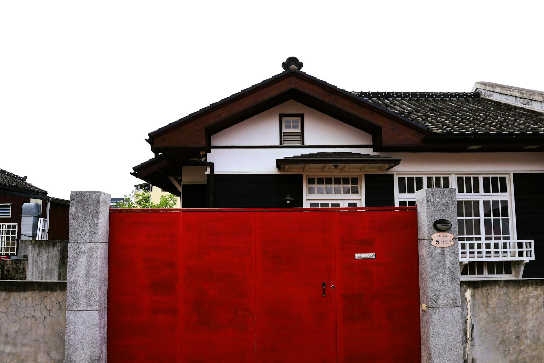 Nowoczesny tajwański dom z jasnoczerwoną bramą wjazdową