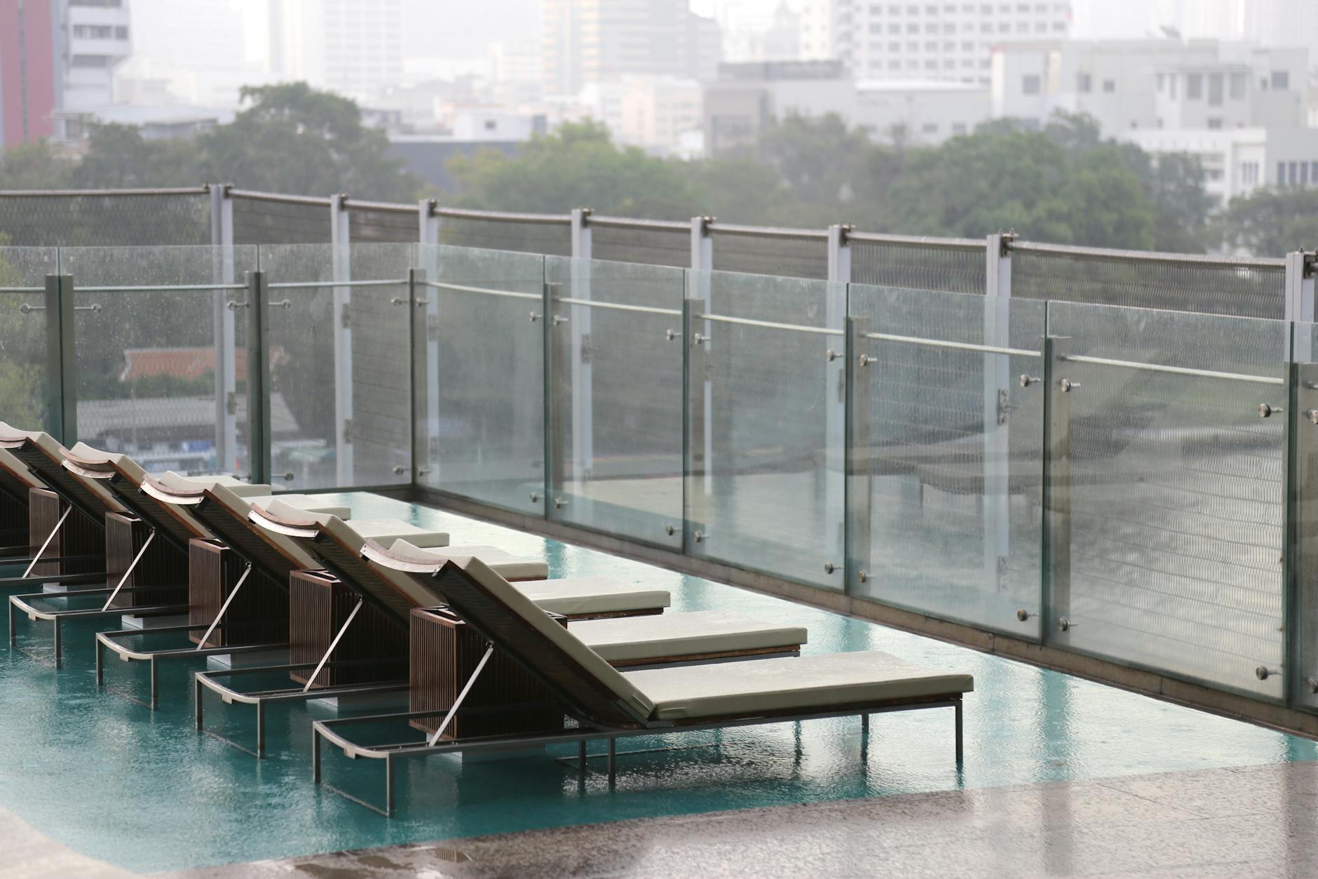 Nowoczesny taras dachowy z basenem i szklaną balustradą