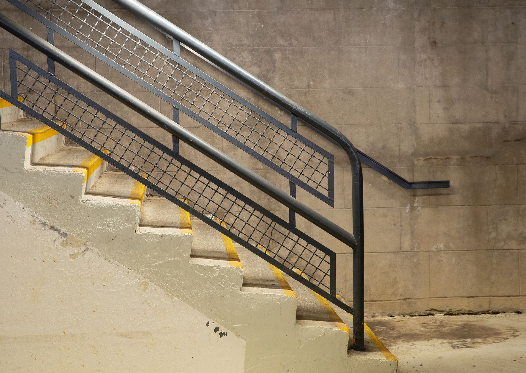 Metalowe balustrady na nowoczesnej klatce schodowej w budynku miejskim